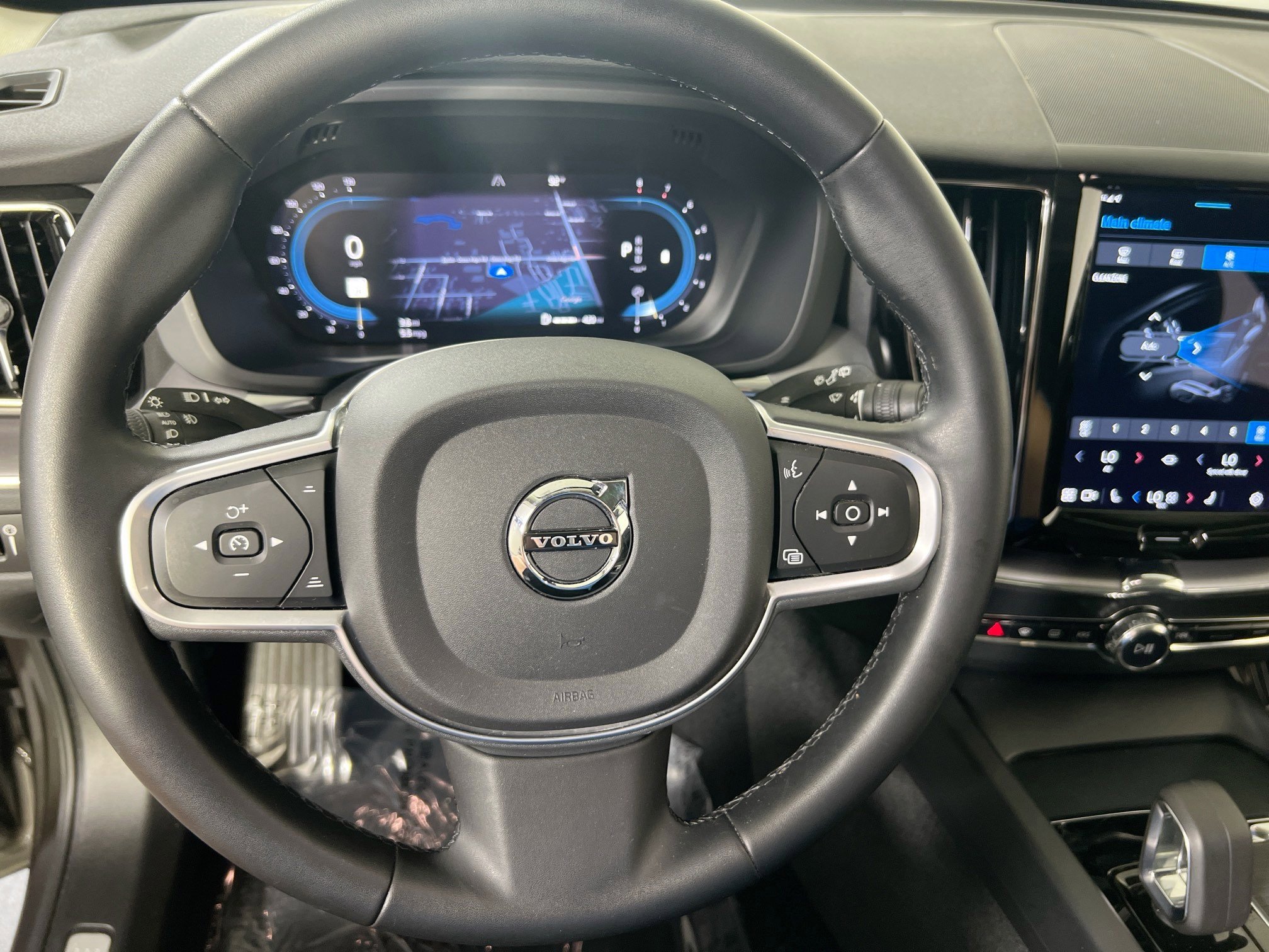 Used 2022 Volvo XC60 B5 Momentum image 11