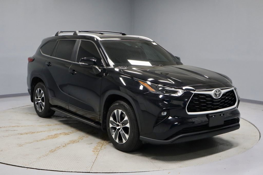 Used 2023 Toyota Highlander XLE AWD/4WD image 1