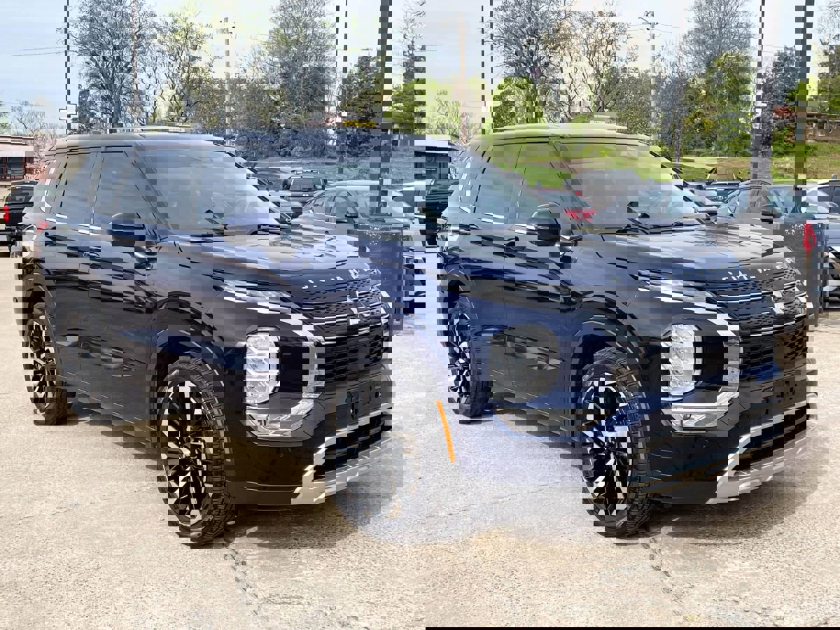 Used 2022 Mitsubishi Outlander SE image 2