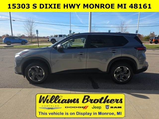 Used 2024 Nissan Rogue SV image 10