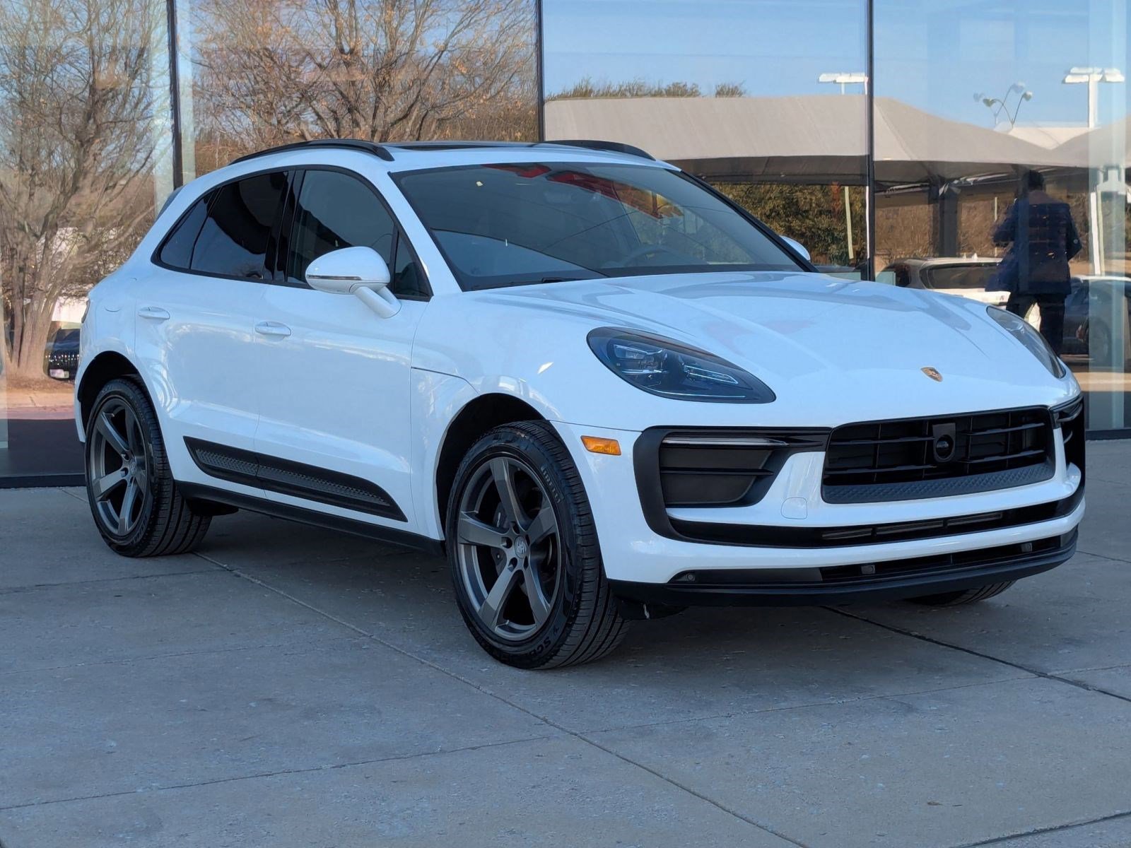Certified 2025 Porsche Macan image 7