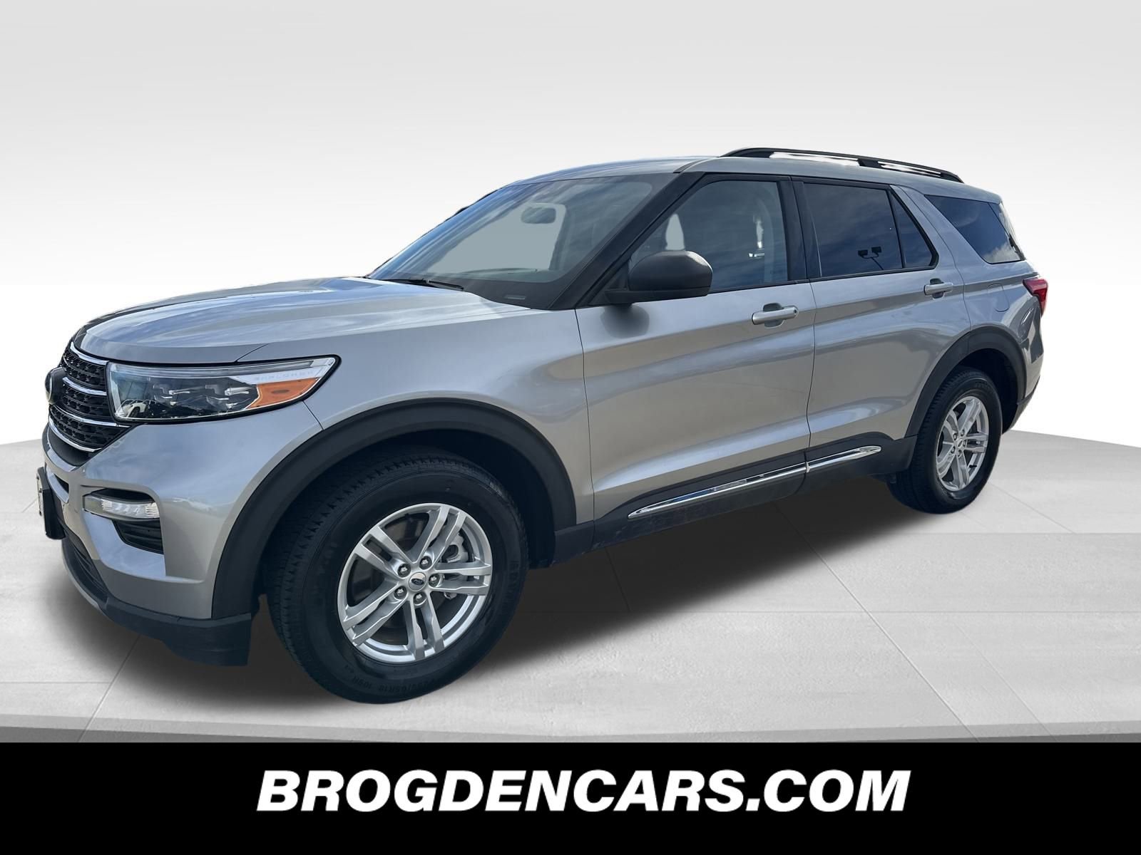 Used 2023 Ford Explorer XLT w/ Equipment Group 202A image 4