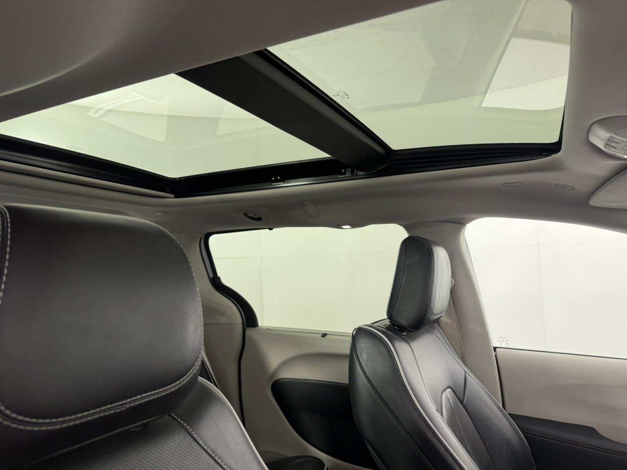 Used 2024 Chrysler Pacifica Limited FWD image 13