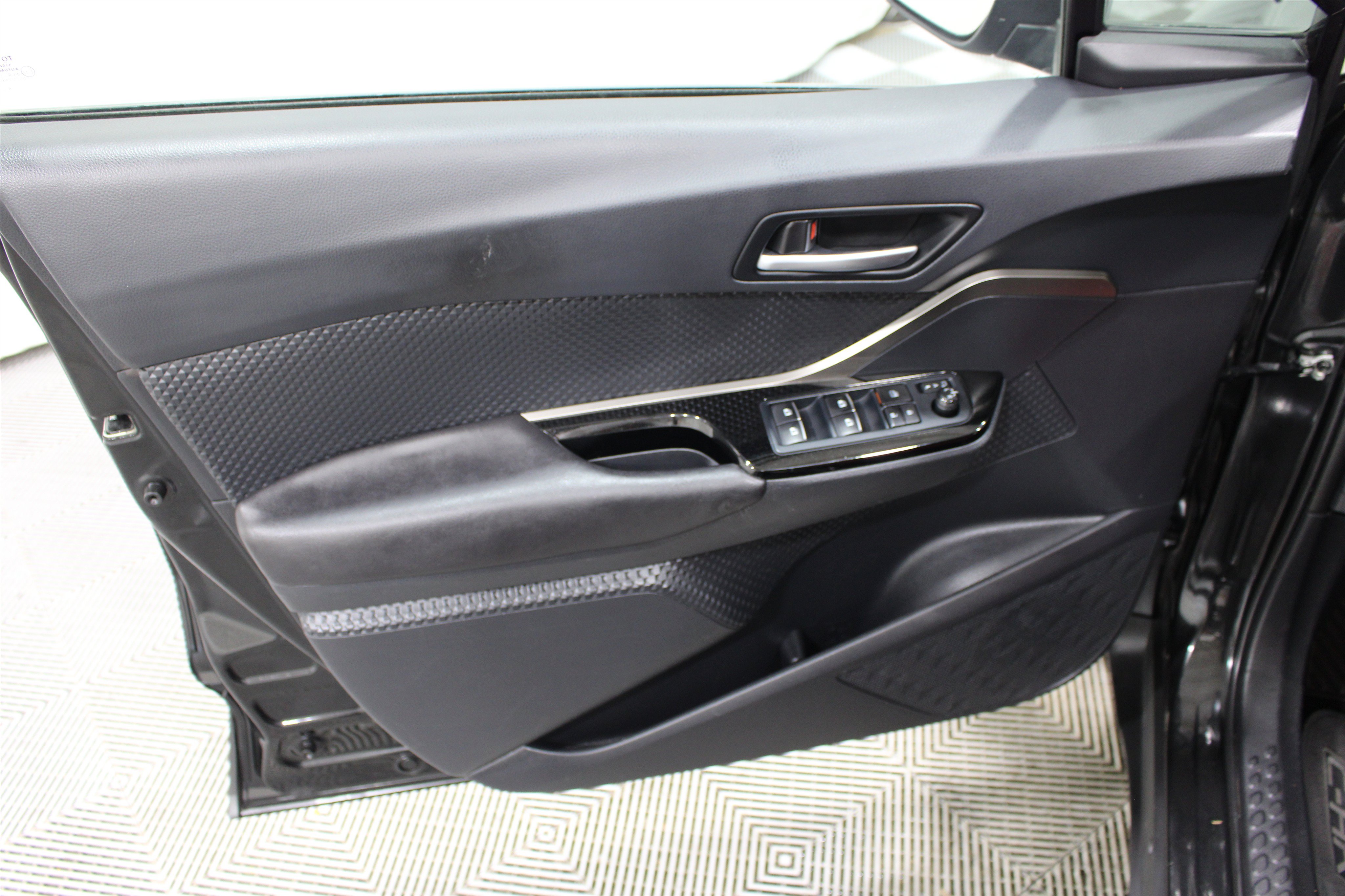 Used 2019 Toyota C-HR XLE FWD image 6