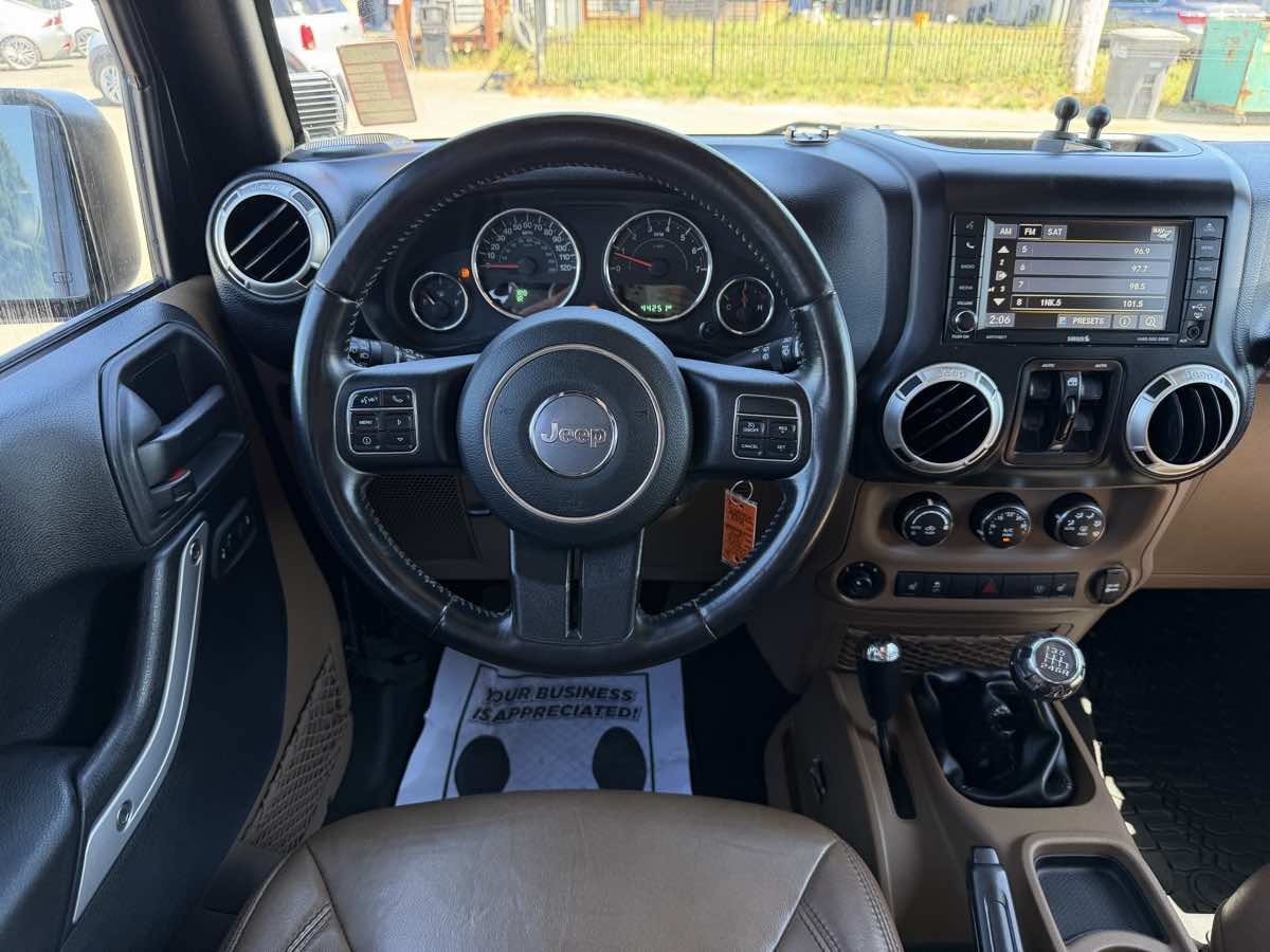Used 2017 Jeep Wrangler Unlimited Rubicon w/ Cold Weather Group AWD/4WD image 14