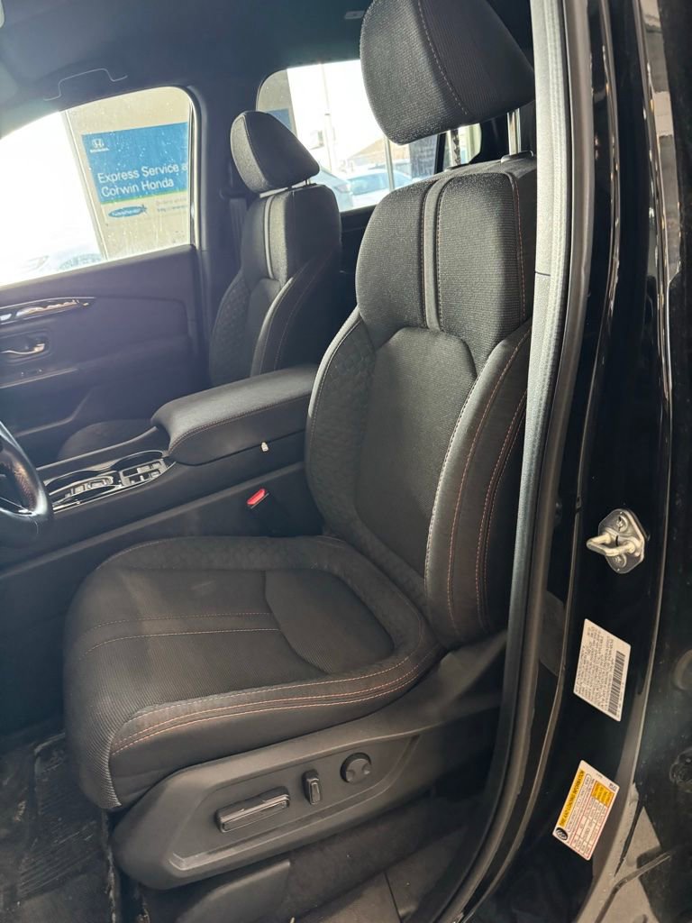Used 2023 Honda Pilot Sport image 11