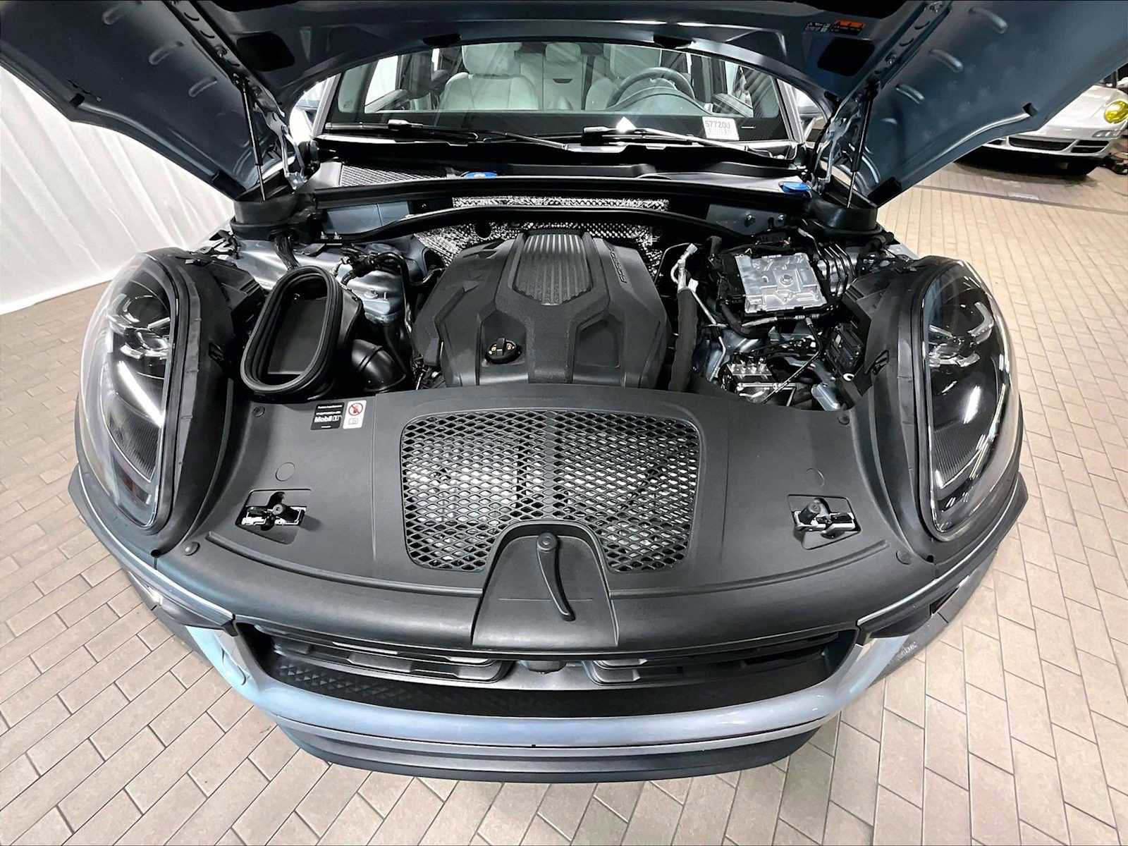 Used 2025 Porsche Macan image 37