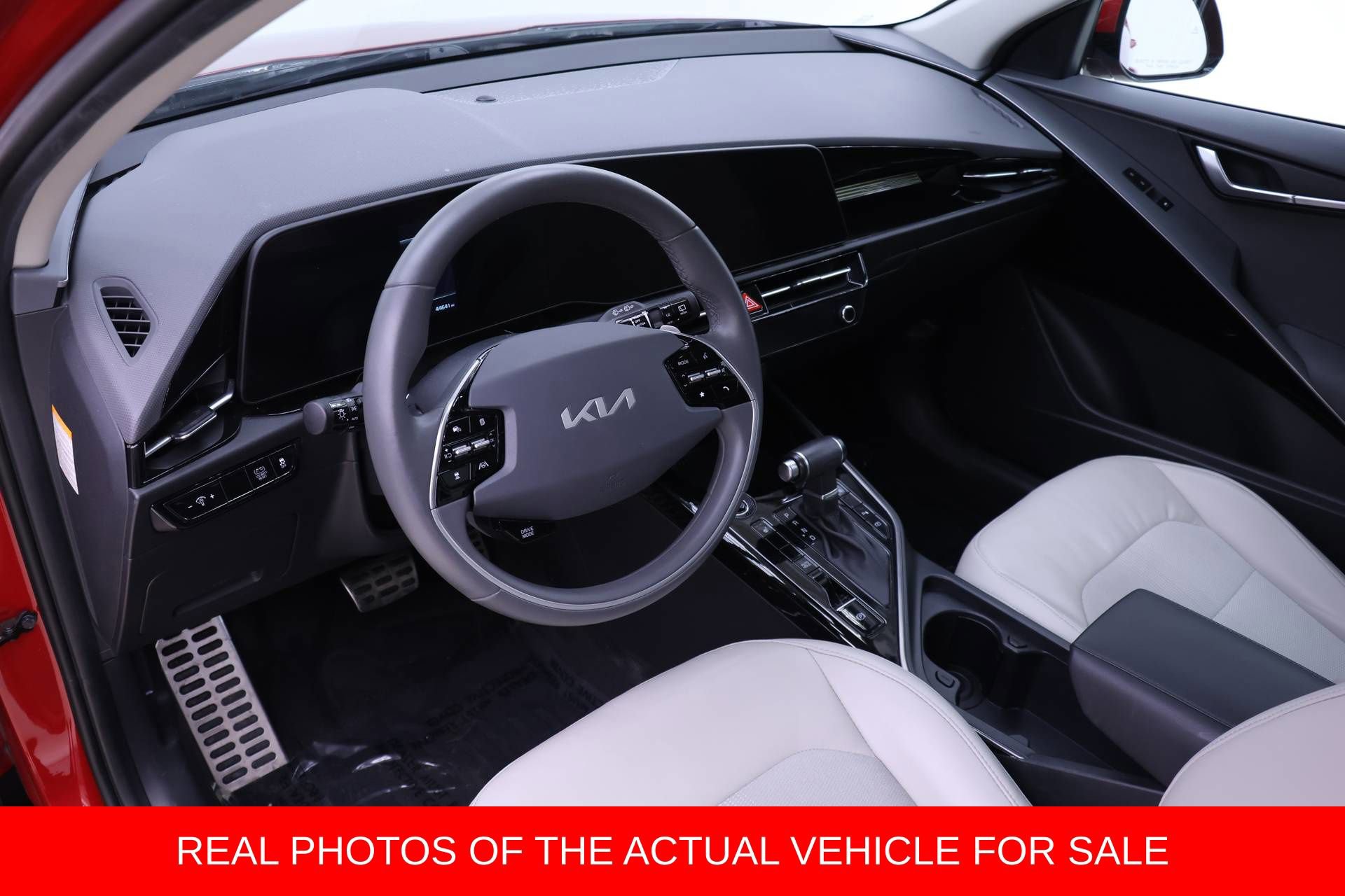 Used 2023 Kia Niro EX Touring image 3