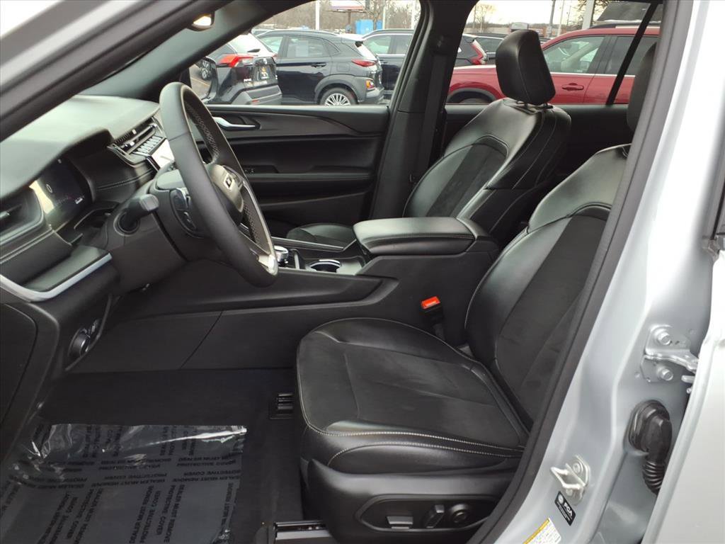 Used 2024 Jeep Grand Cherokee L Laredo image 4