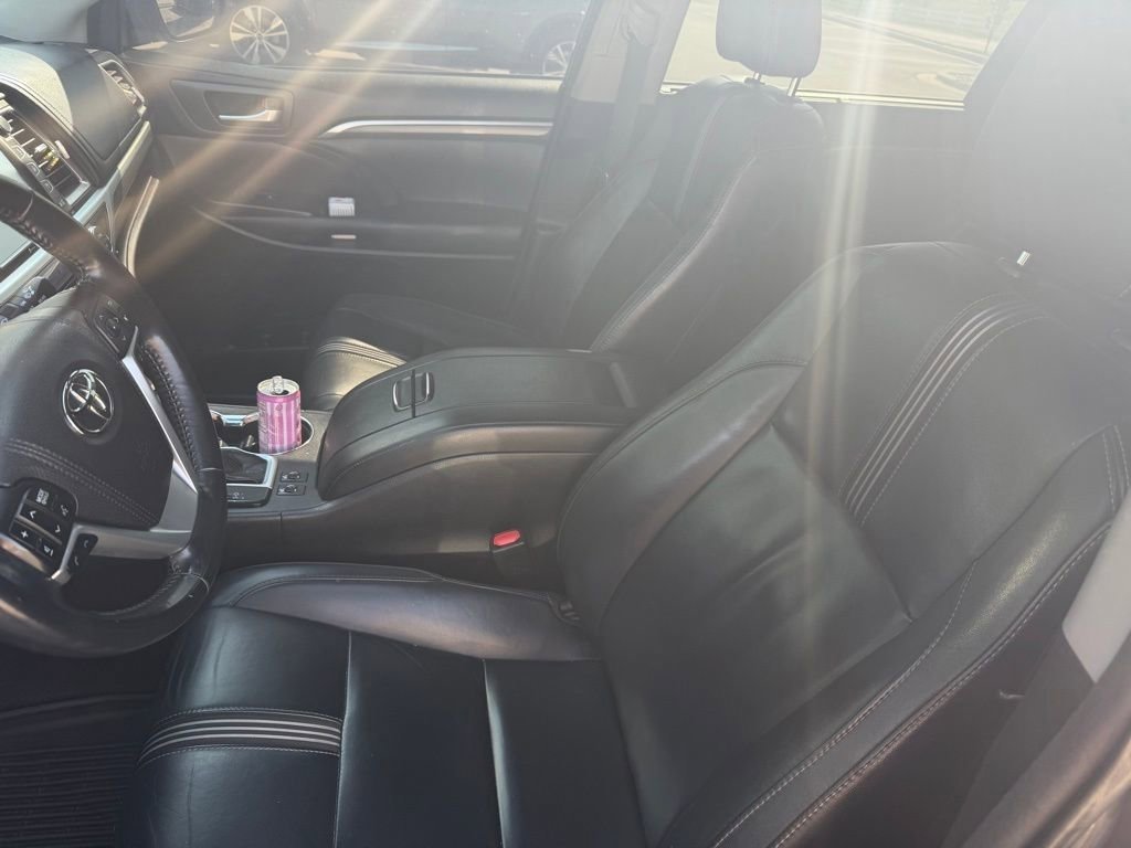 Used 2017 Toyota Highlander SE image 30