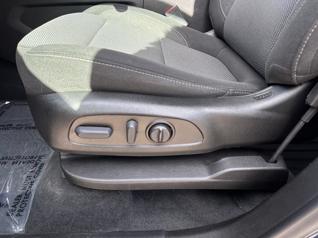 Used 2022 Chevrolet Traverse LT FWD image 25