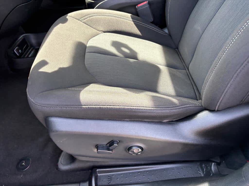 Used 2023 Chrysler Pacifica Touring FWD image 22