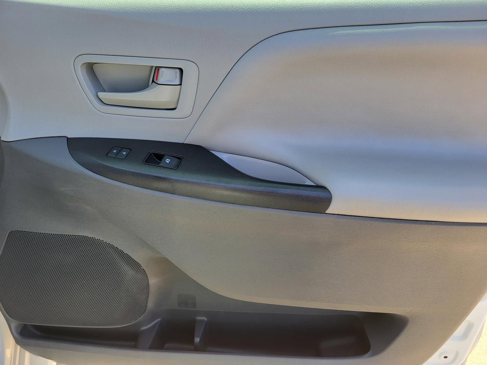 Used 2020 Toyota Sienna L image 6