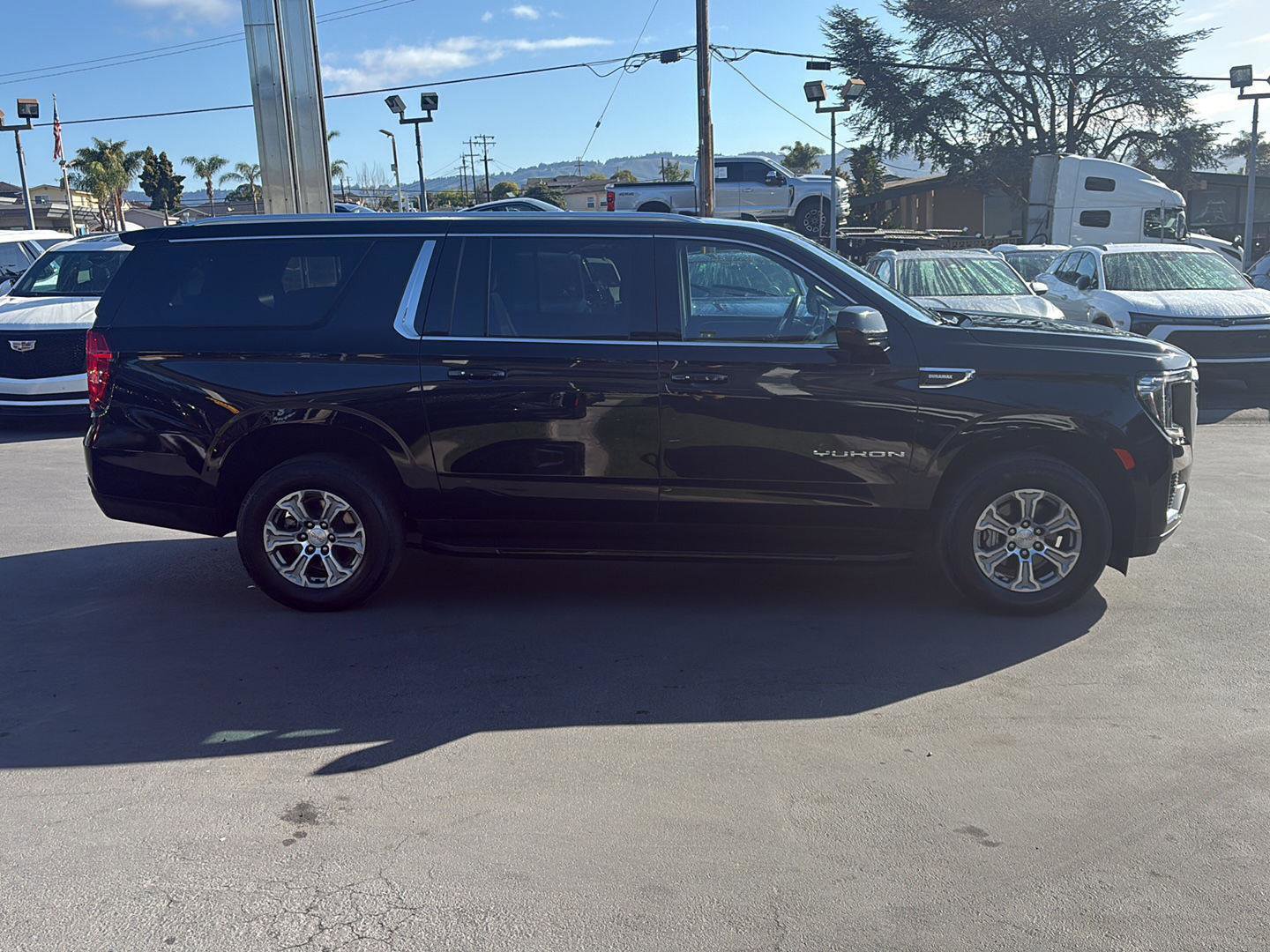 Used 2023 GMC Yukon XL SLE w/ Gmc Pro Safety Plus Package AWD/4WD image 6