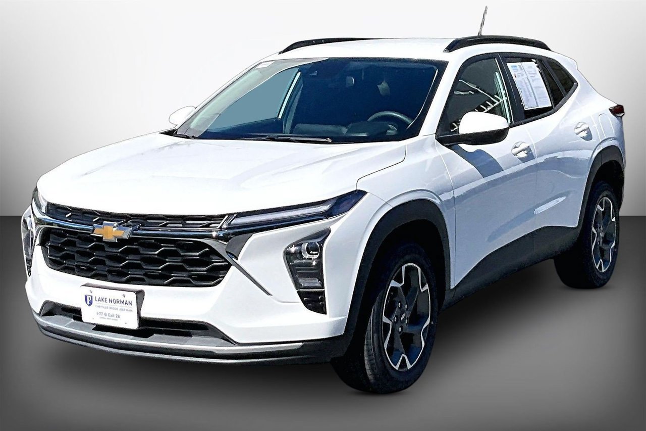 Used 2025 Chevrolet Trax LT FWD image 4
