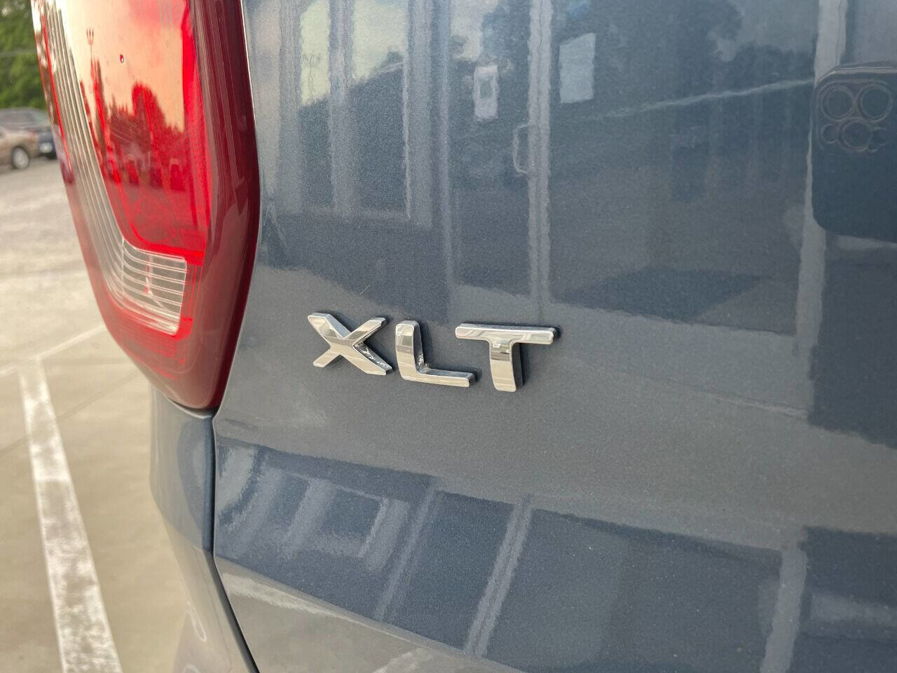 Used 2018 Ford Explorer XLT w/ Equipment Group 202A image 9