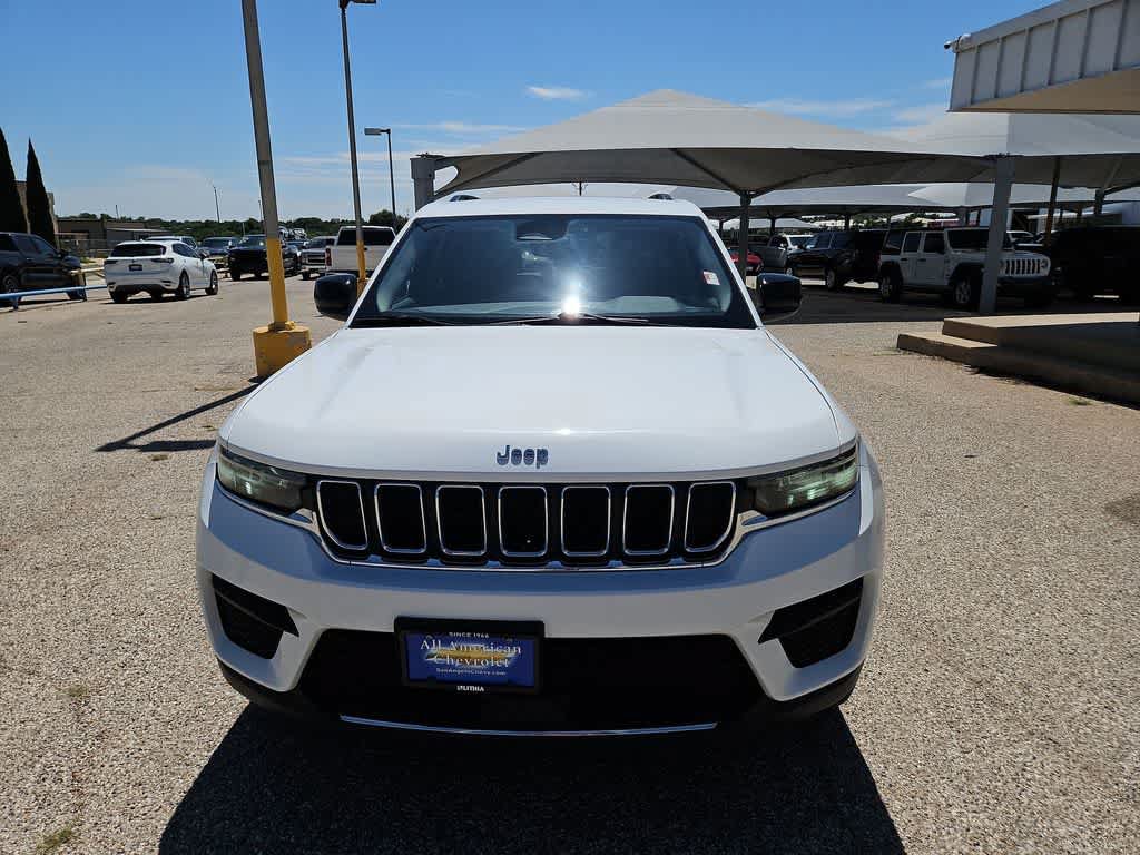 Used 2024 Jeep Grand Cherokee Laredo AWD/4WD image 3
