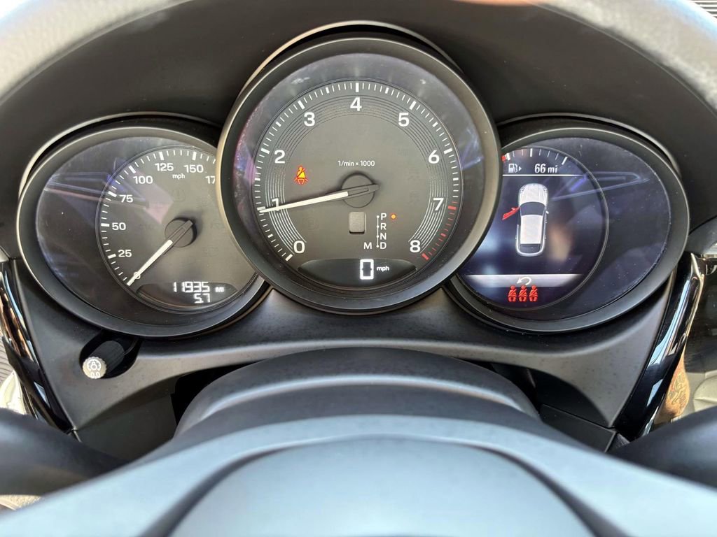 Certified 2025 Porsche Macan image 30