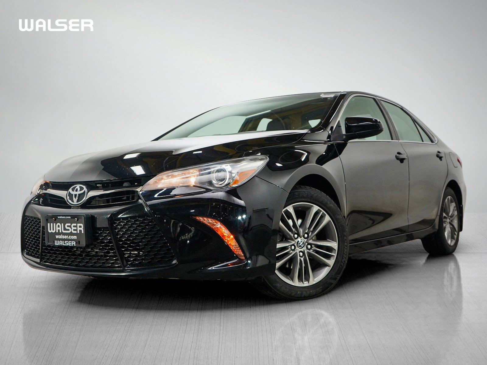 Used 2015 Toyota Camry SE FWD image 1