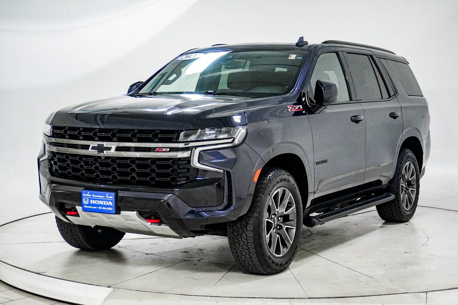 Used 2022 Chevrolet Tahoe Z71 w/ Luxury Package AWD/4WD image 2