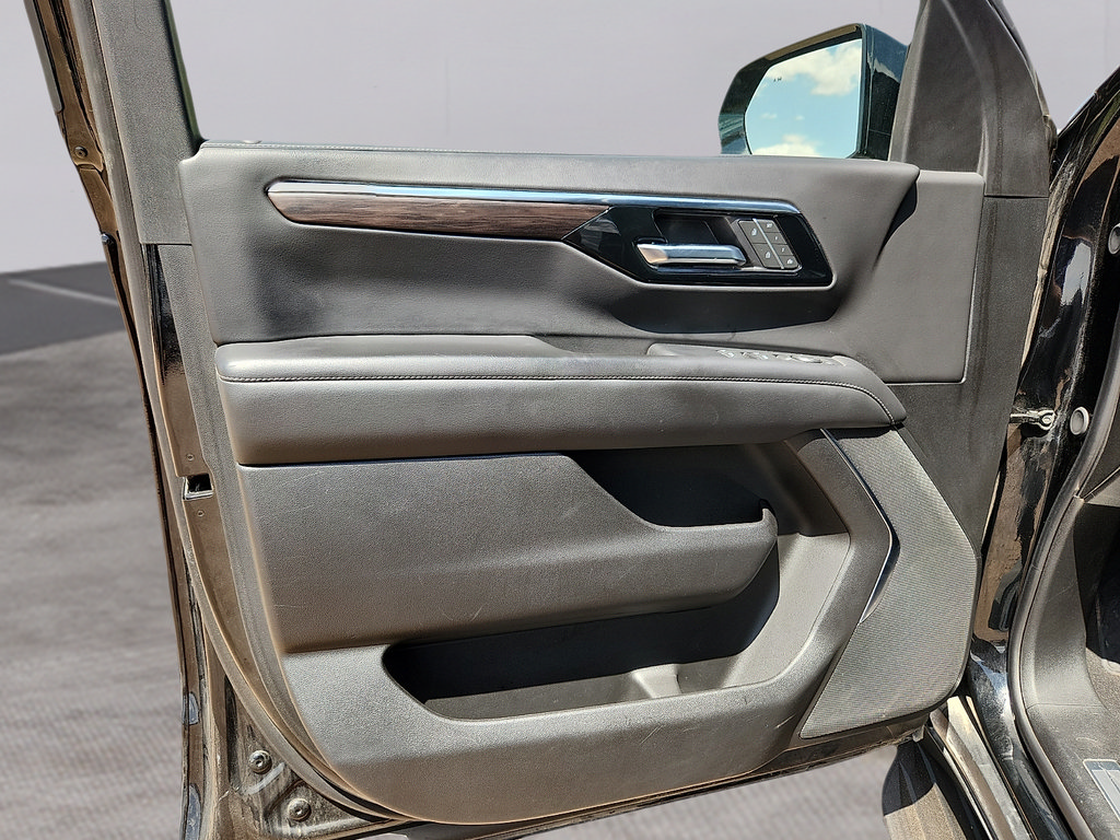 Used 2025 Chevrolet Tahoe LT RWD image 11