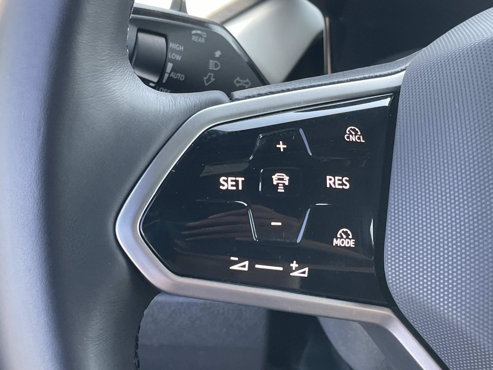 Certified 2025 Volkswagen ID. Buzz Pro S RWD image 9