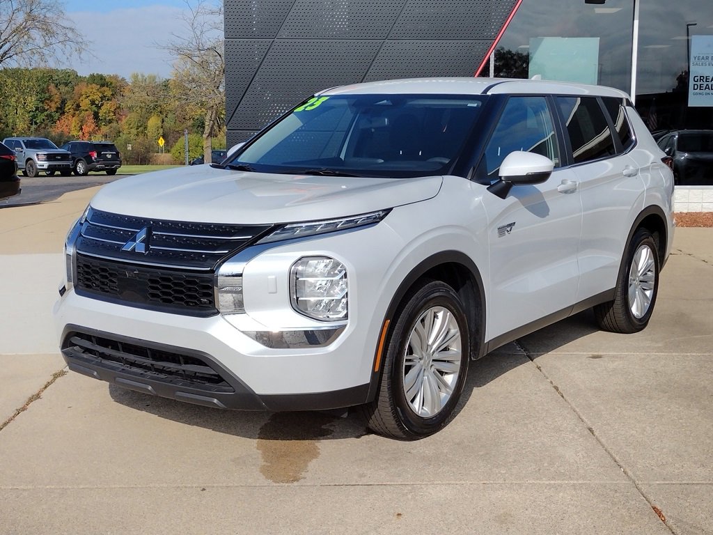Used 2023 Mitsubishi Outlander ES image 1