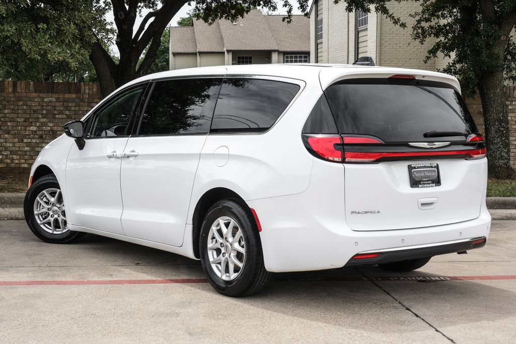 Used 2024 Chrysler Pacifica Touring-L FWD image 19