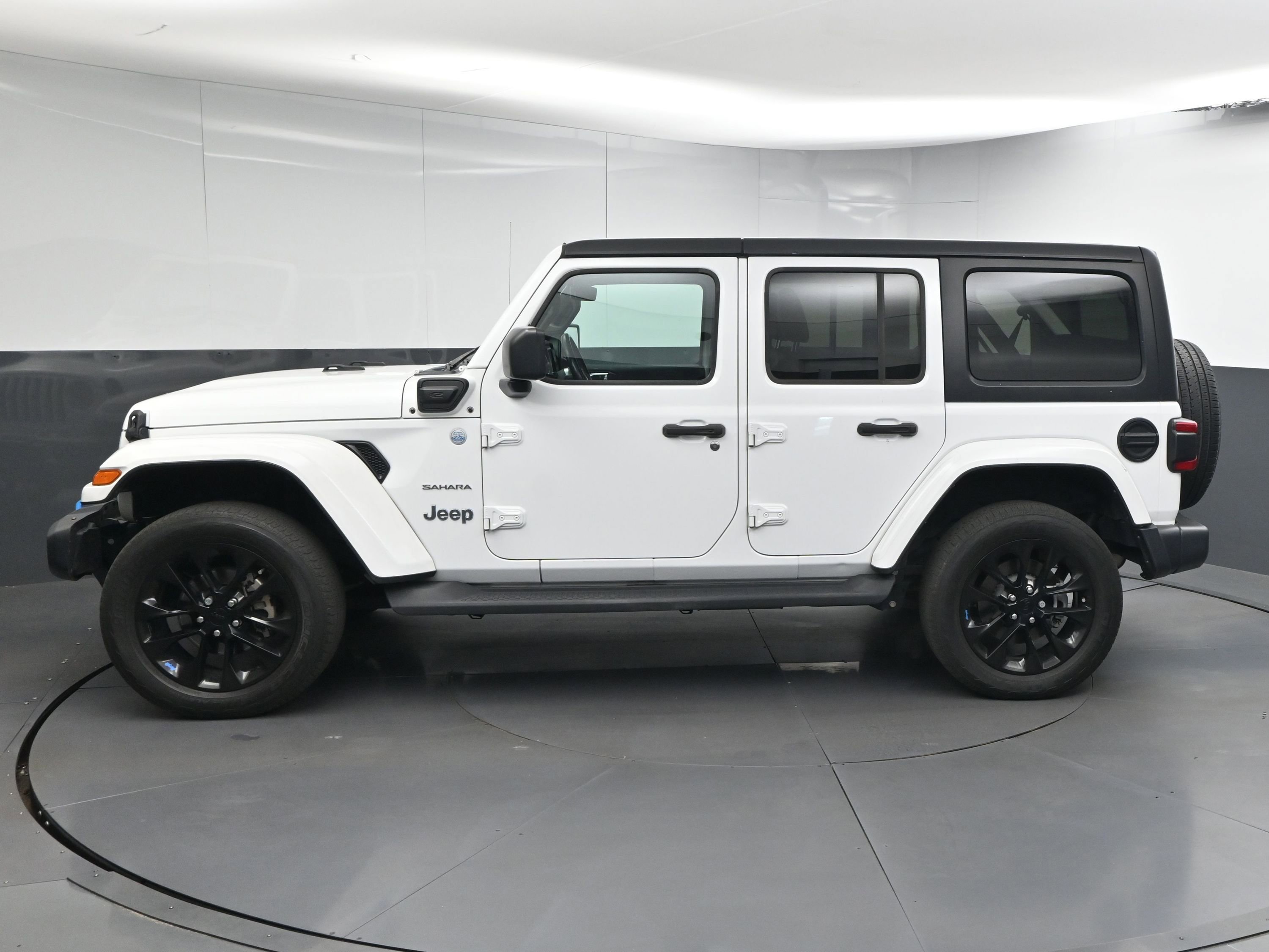 Used 2022 Jeep Wrangler Unlimited Sahara w/ Cold Weather Group image 5