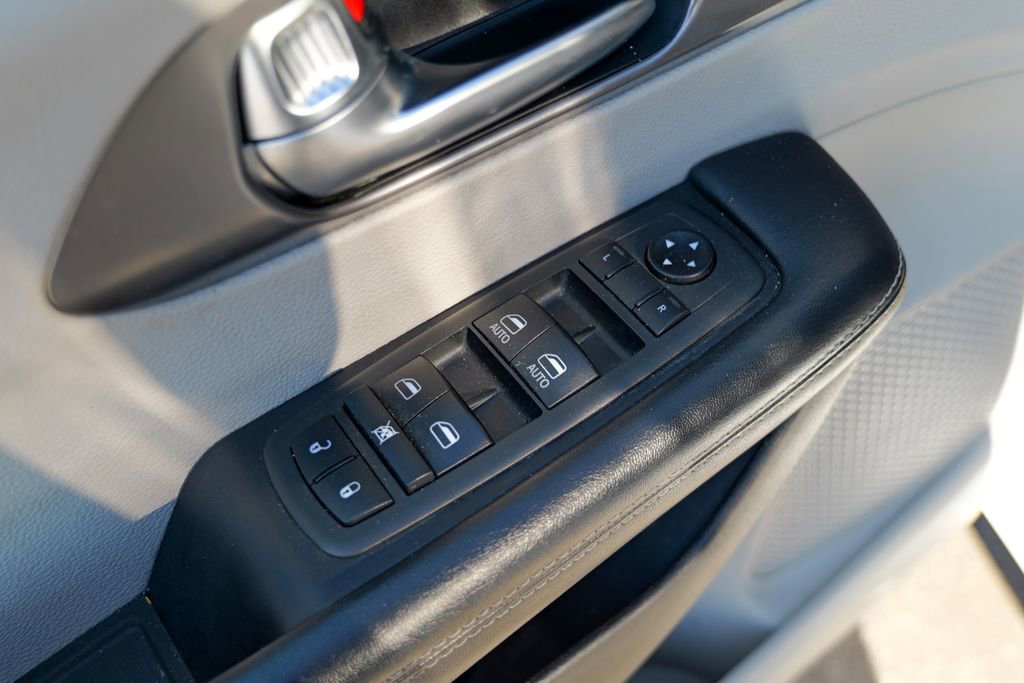 Used 2021 Chrysler Pacifica Touring-L image 14