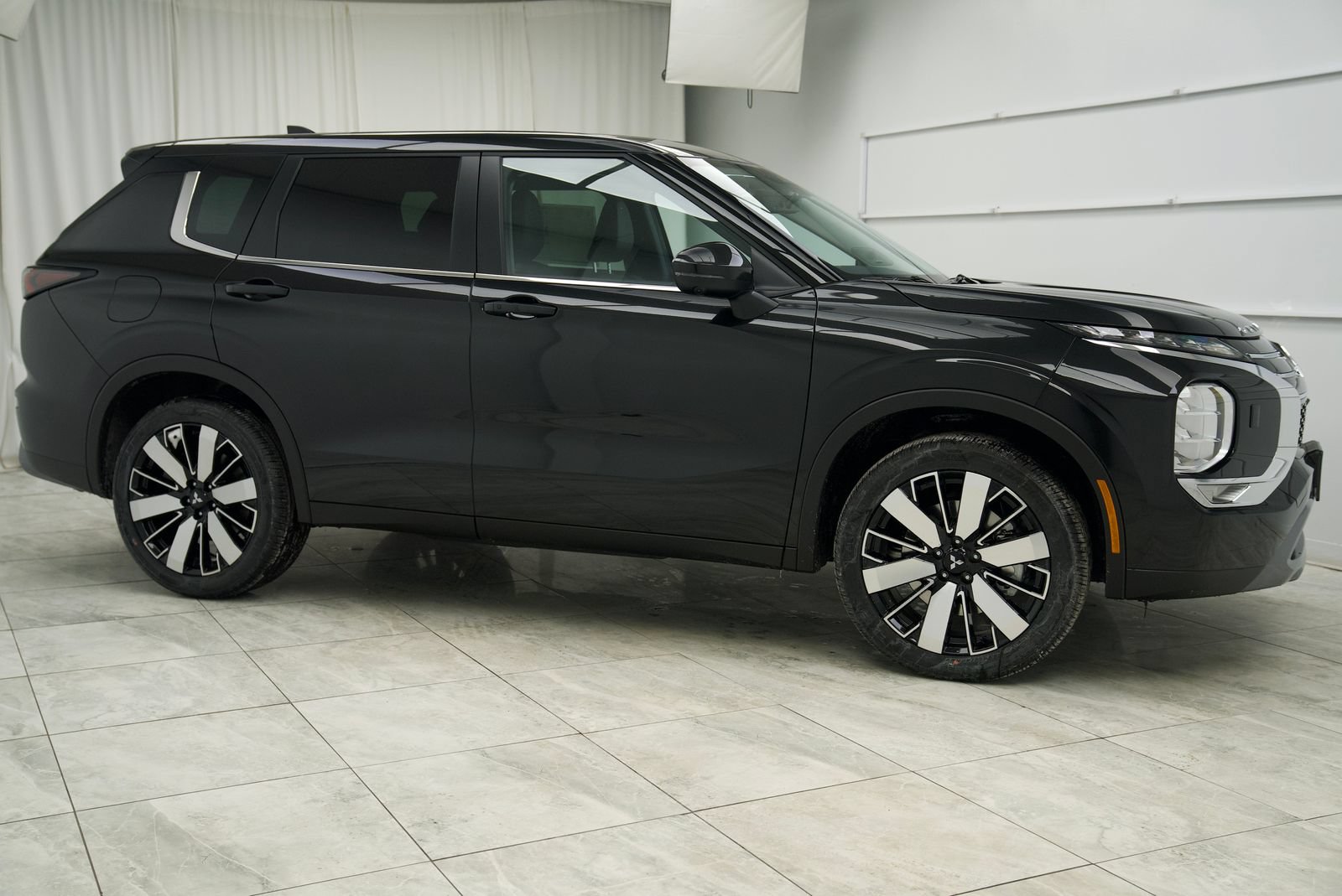 Used 2025 Mitsubishi Outlander SE AWD/4WD image 2