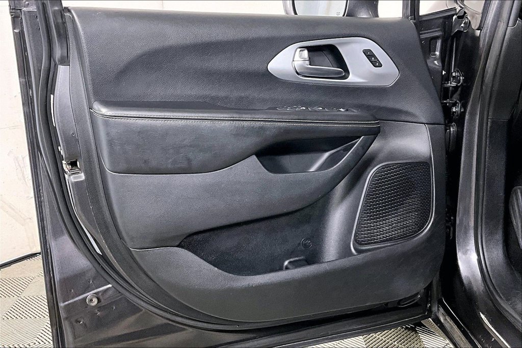 Used 2020 Chrysler Pacifica Limited w/ Advanced Safetytec Group FWD image 23