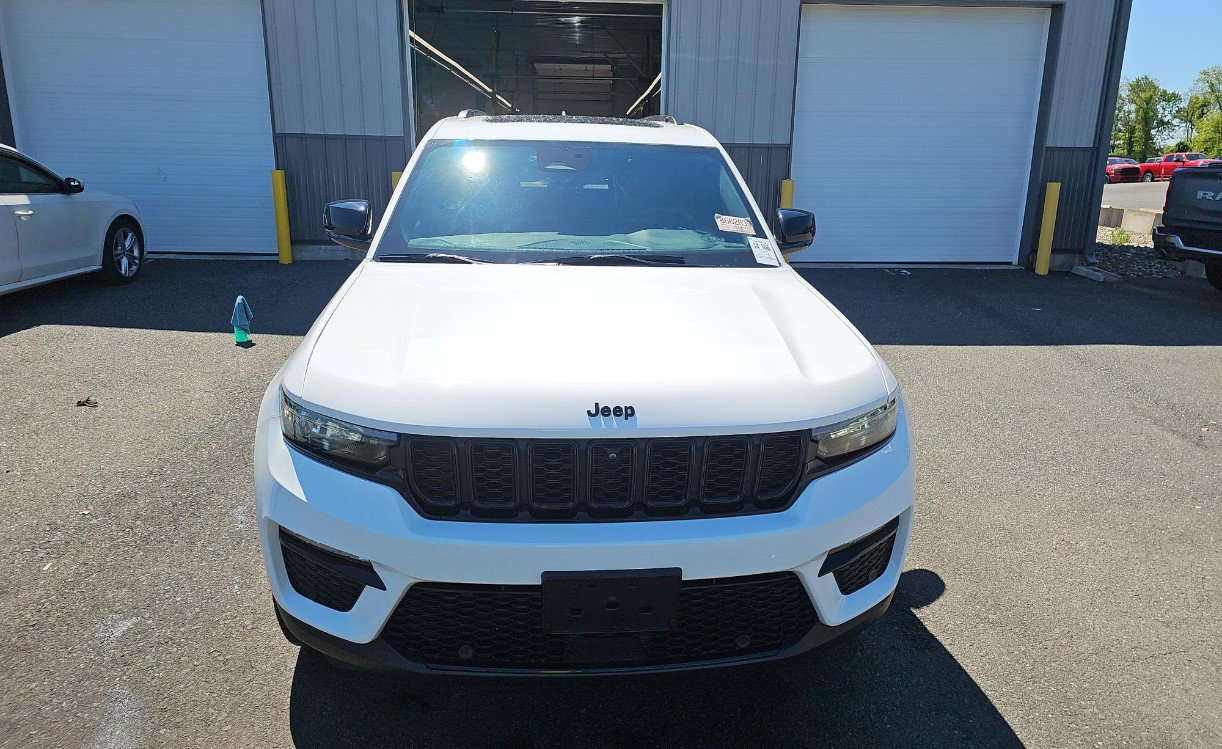 Used 2025 Jeep Grand Cherokee Limited w/ Luxury Tech Group II AWD/4WD image 3