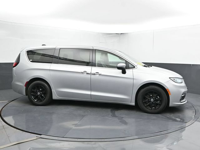 Used 2023 Chrysler Pacifica Touring-L FWD image 4