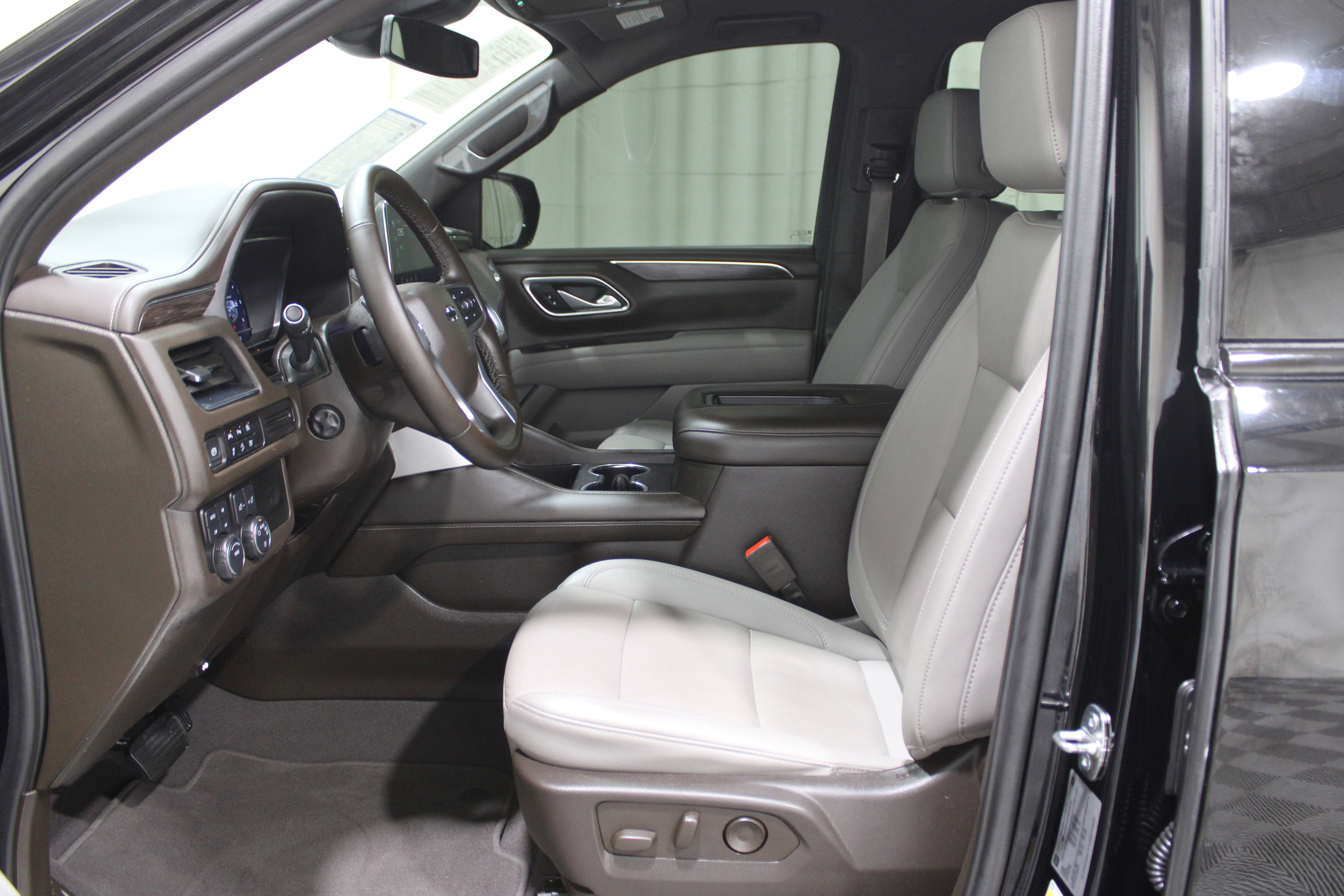 Used 2024 Chevrolet Suburban Z71 w/ Luxury Package image 3