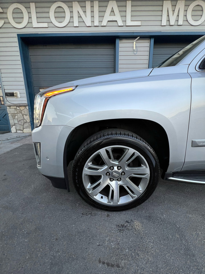 Used 2017 Cadillac Escalade Luxury image 2