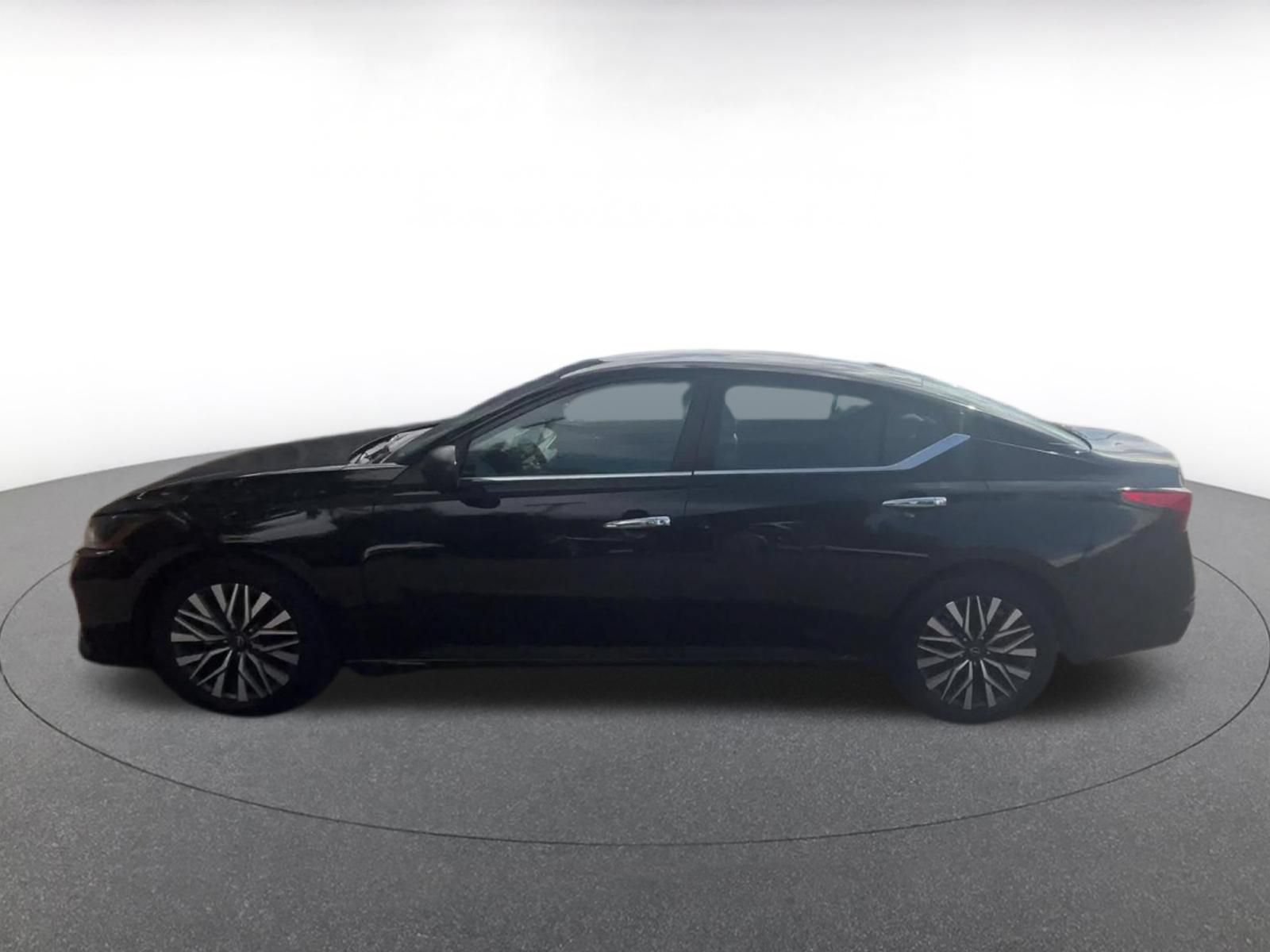 Used 2025 Nissan Altima 2.5 SV FWD image 10