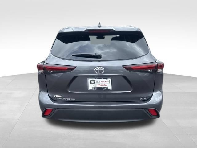 Used 2025 Toyota Highlander XLE FWD image 4