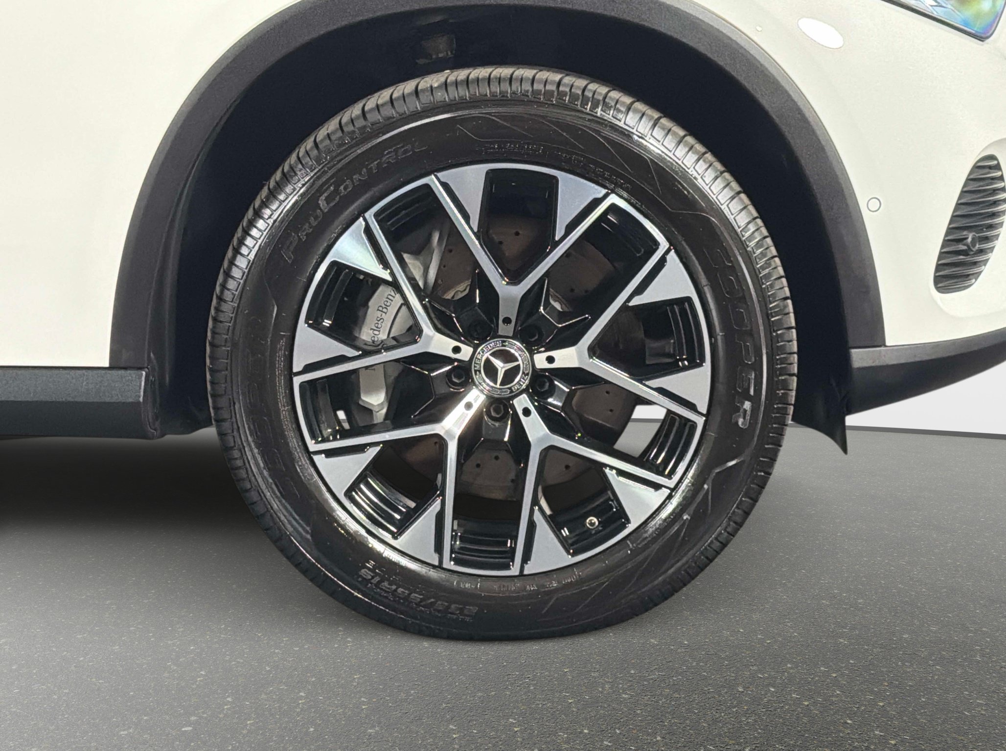 Used 2025 Mercedes-Benz GLC 350e 4MATIC image 3