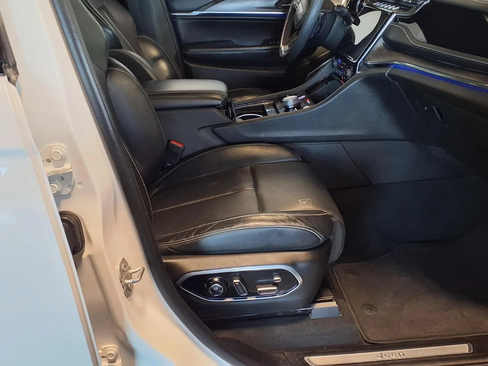 Used 2023 Jeep Grand Cherokee Overland w/ Luxury Tech Group IV AWD/4WD image 12
