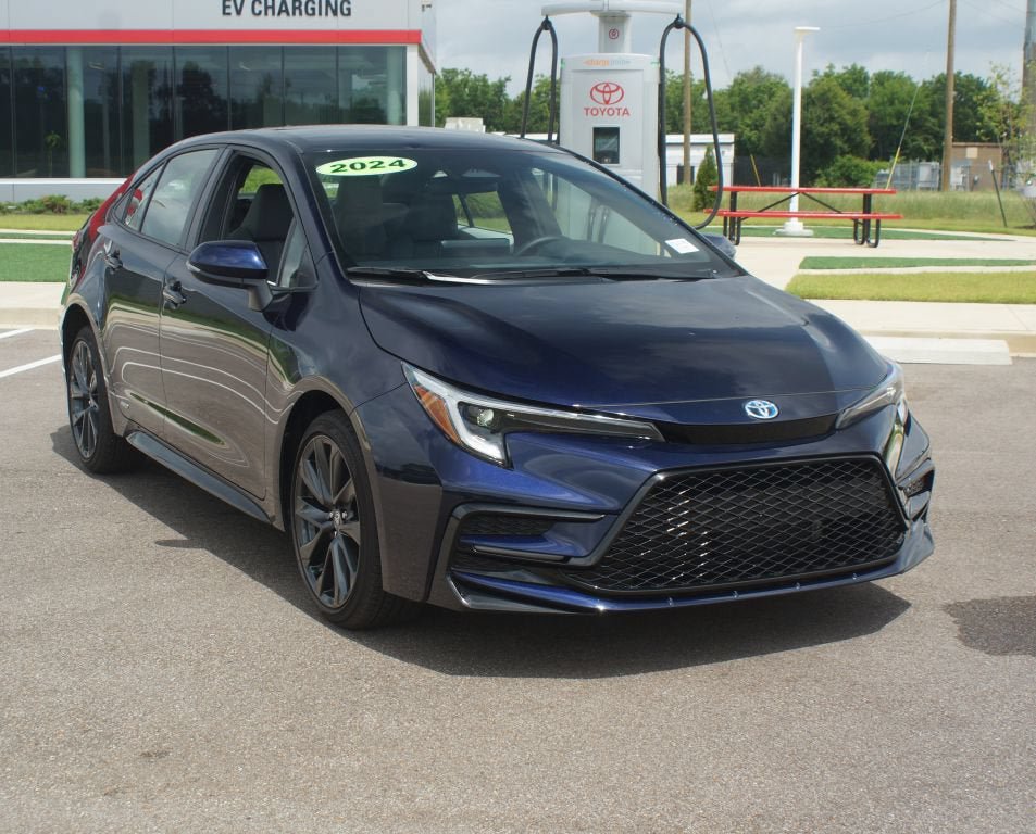 Used 2024 Toyota Corolla SE AWD/4WD image 2
