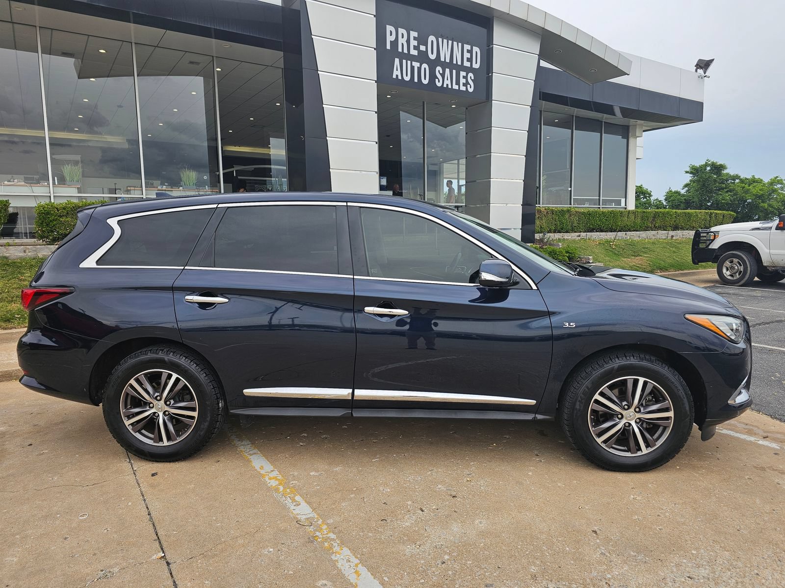 Used 2019 INFINITI QX60 Pure FWD image 2