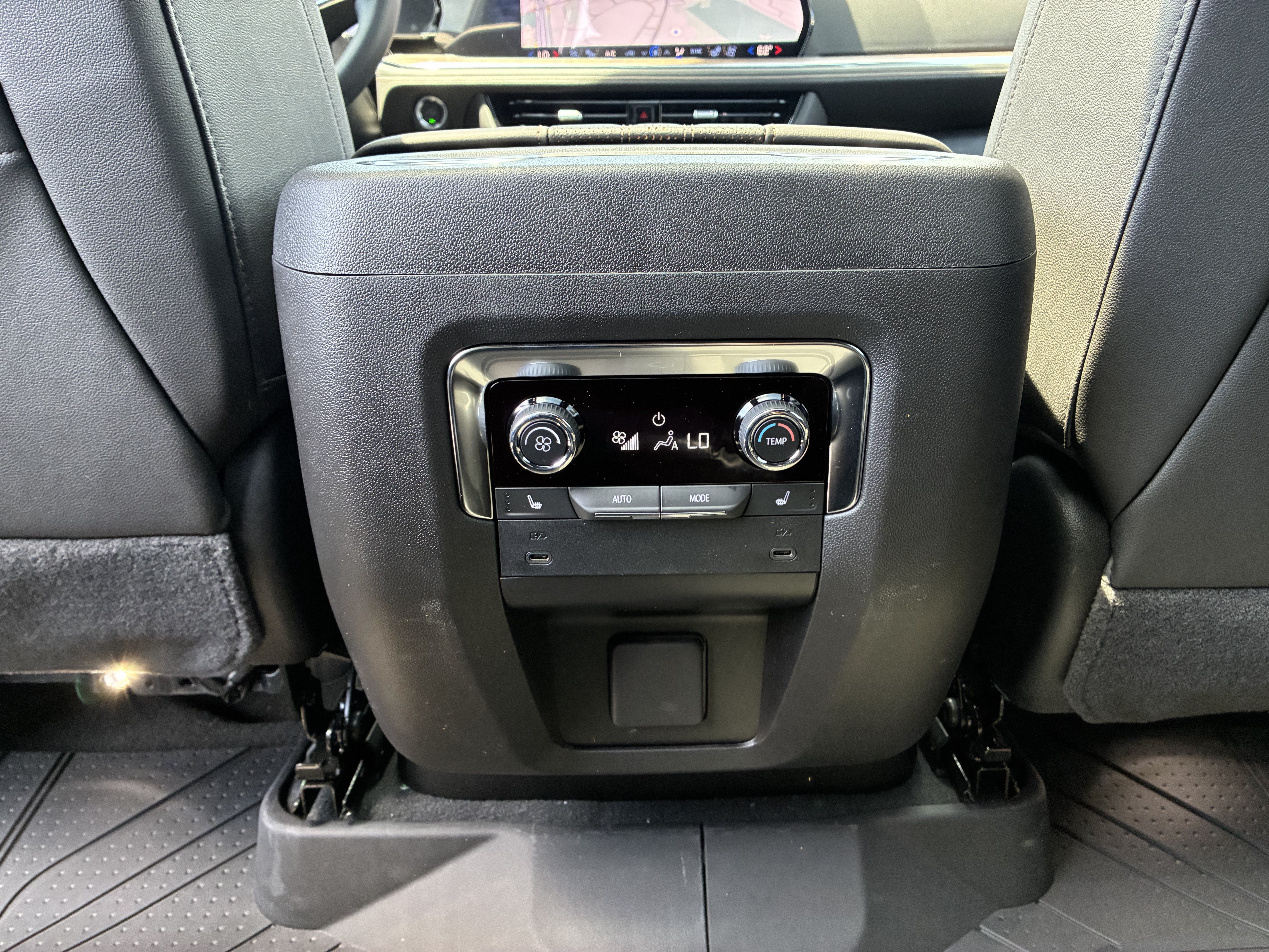 Used 2026 Chevrolet Suburban High Country RWD image 17