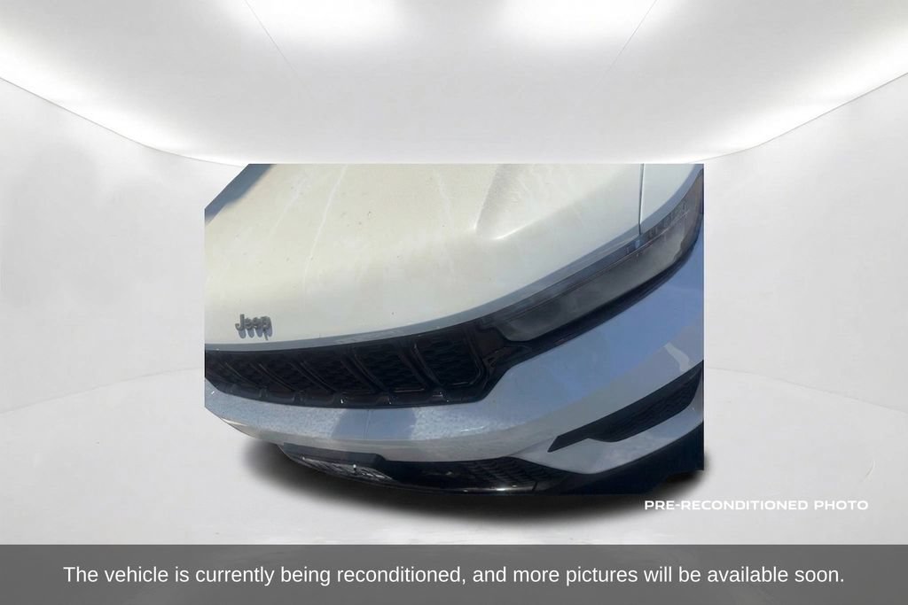 Used 2025 Jeep Grand Cherokee Altitude RWD image 2
