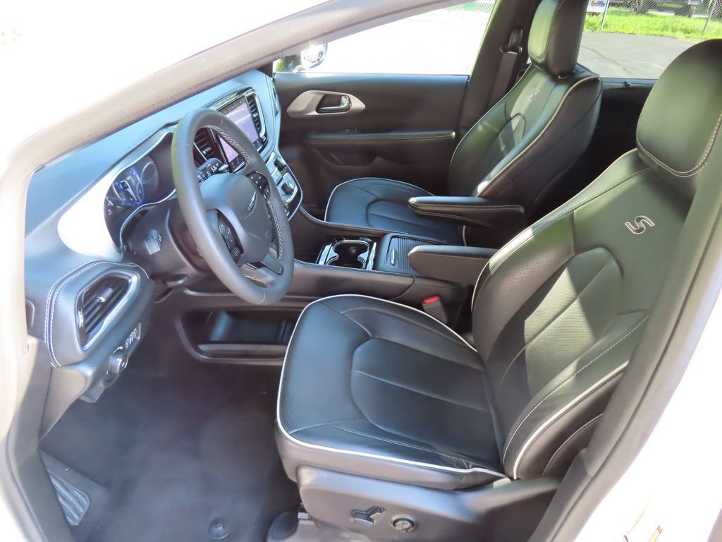 Certified 2025 Chrysler Pacifica Limited FWD image 23