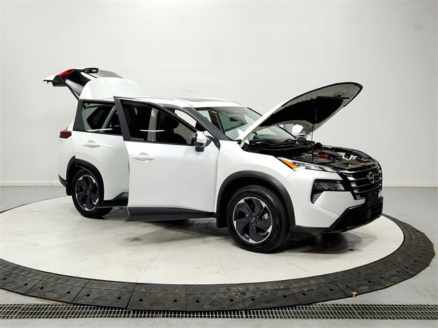 Used 2024 Nissan Rogue SV w/ SV Premium Package image 9
