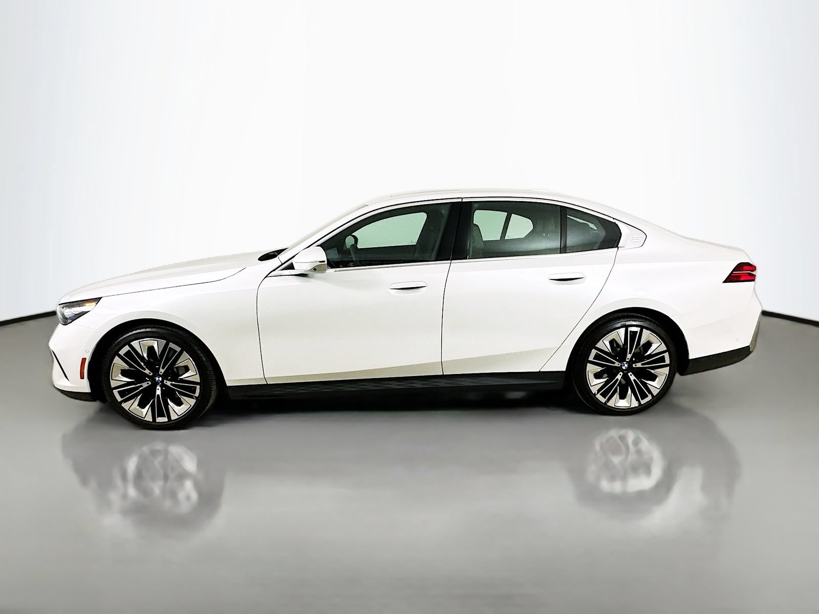 Used 2025 BMW 530i xDrive w/ Premium Package AWD/4WD image 8