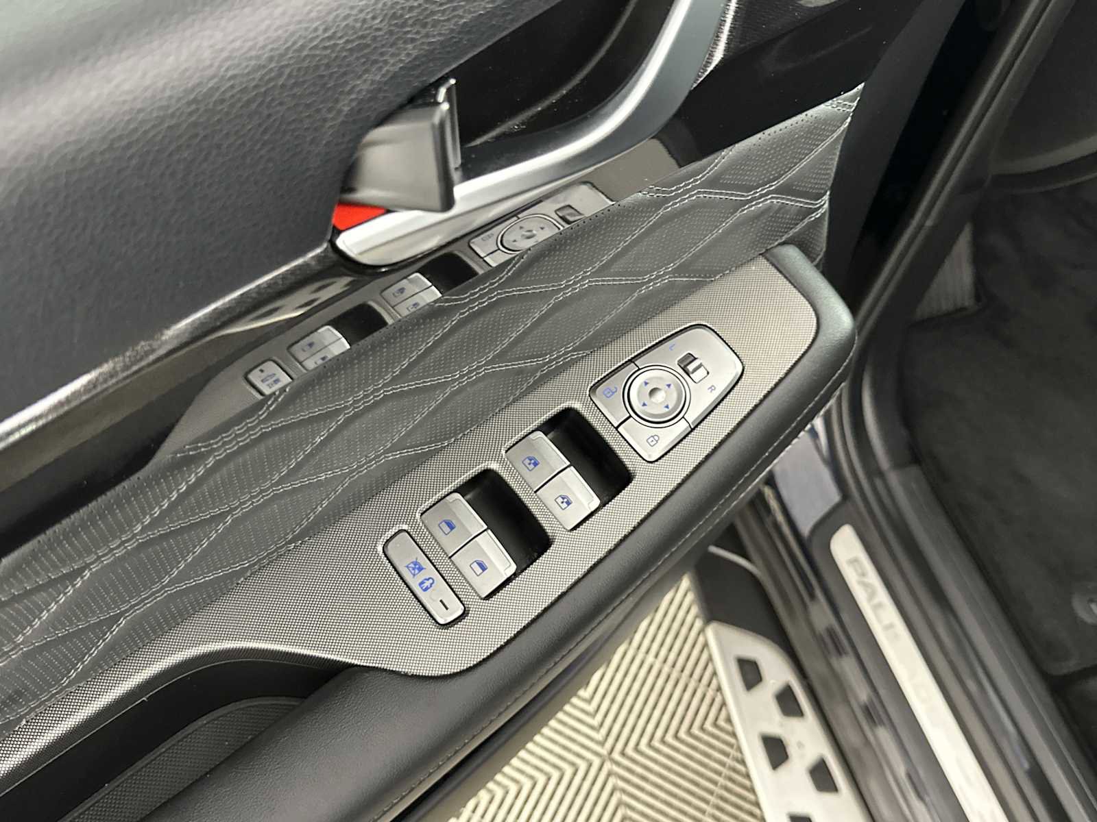 Used 2022 Hyundai Palisade Calligraphy image 17