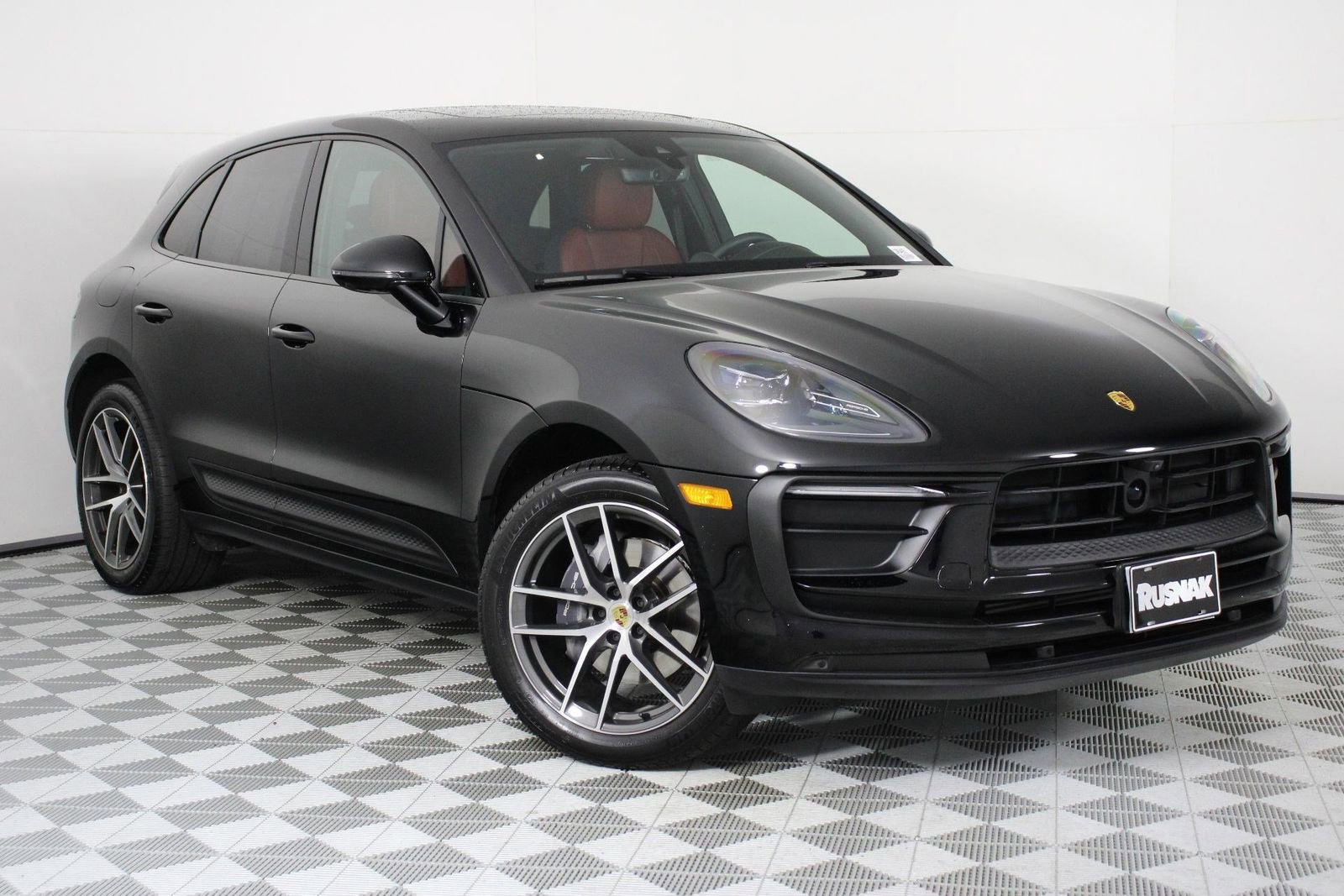 Certified 2025 Porsche Macan image 9