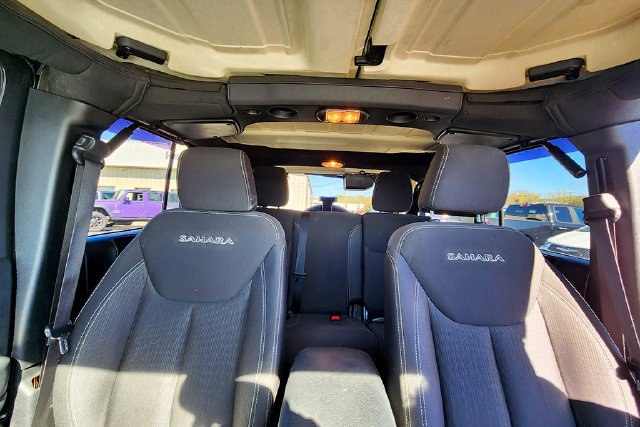 Used 2017 Jeep Wrangler Unlimited Sahara w/ Connectivity Group AWD/4WD image 19